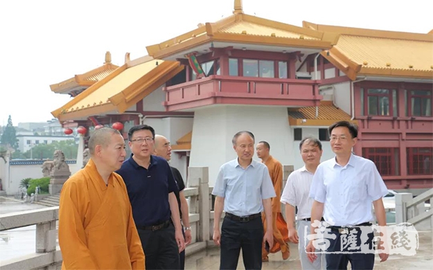 时政-盐城市政协常委裴磊滨一行赴上海七宝教寺考察调研