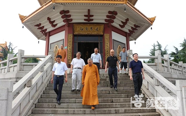 时政-盐城市政协常委裴磊滨一行赴上海七宝教寺考察调研
