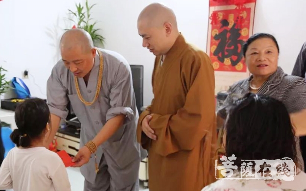 虎溪岩寺联合厦门市慈善总会和思明区慈善会开展慈善助学活动
