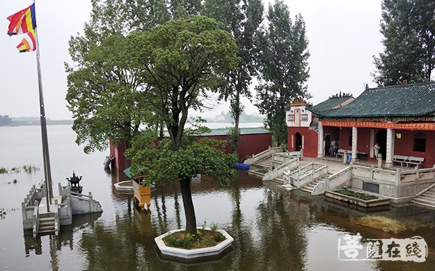 湘阴-湘阴县委常委统战部部长李庆国一行视察法华古寺灾情