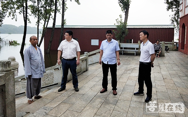 湘阴-湘阴县委常委统战部部长李庆国一行视察法华古寺灾情