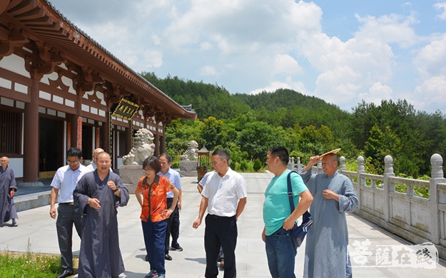 文化-安庆市政协副主席程秋月一行赴司空山二祖寺调研宗教文化工作