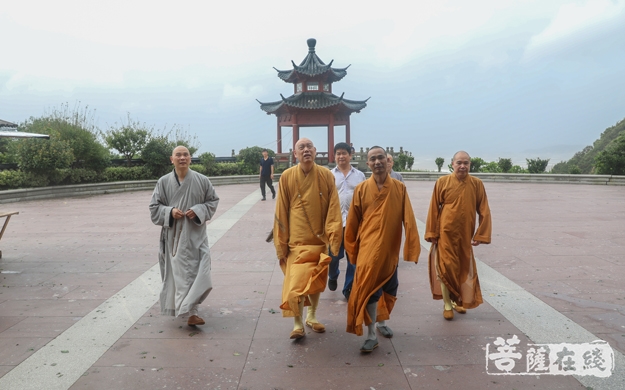 台风-道慈大和尚一行赴梵音古洞等寺院检查防台抗台工作