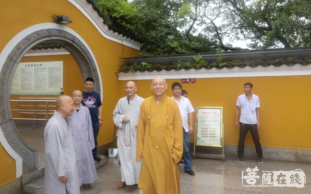 台风-道慈大和尚一行赴梵音古洞等寺院检查防台抗台工作