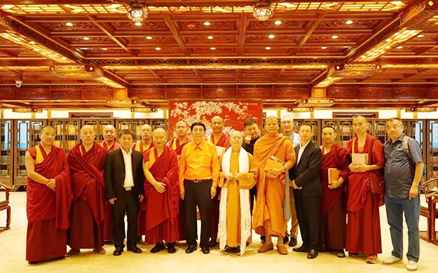 佛教-中国佛教协会副会长仁青安杰活佛一行参访宝莲禅寺