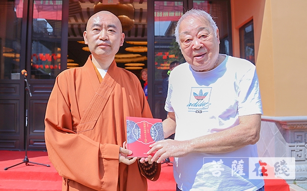 文化-庆祝新中国成立七十周年 上海宁国禅寺举行胡建宁个人藏品捐赠暨展览仪式