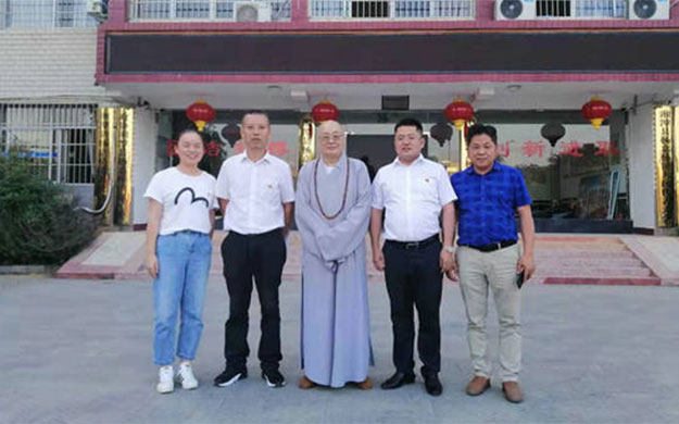 圣辉大和尚国庆前夕前往杨嘉桥镇慰问周菊华奶奶