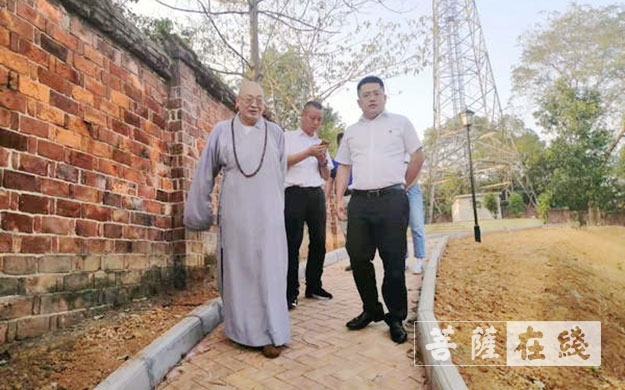 圣辉大和尚国庆前夕前往杨嘉桥镇慰问周菊华奶奶