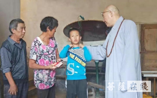 圣辉大和尚国庆前夕前往杨嘉桥镇慰问周菊华奶奶