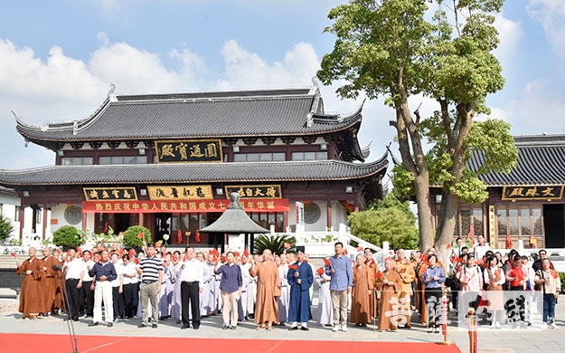 升旗仪式-上海市奉贤区宗教界在东海观音寺举行升国旗仪式