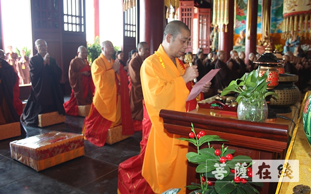 佛教-湖北咸宁市佛教界举行升国旗仪式庆祝新中国成立70周年