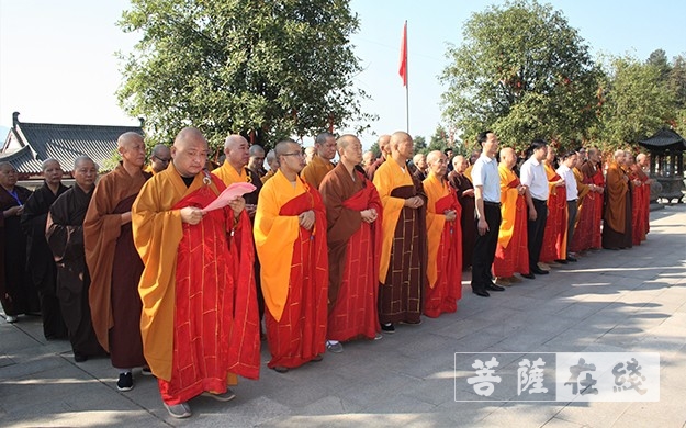 佛教-湖北咸宁市佛教界举行升国旗仪式庆祝新中国成立70周年