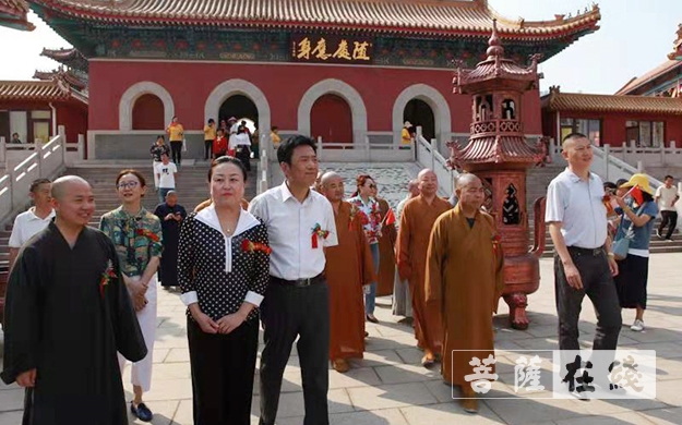 佛教-青岛市佛教界举办迎国庆摄影展