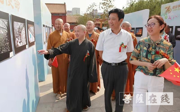 佛教-青岛市佛教界举办迎国庆摄影展