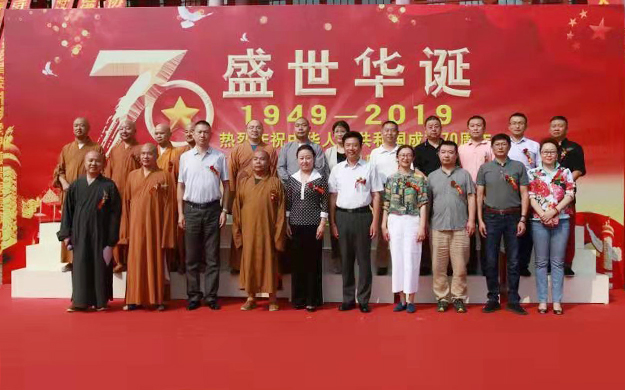 佛教-青岛市佛教界举办迎国庆摄影展