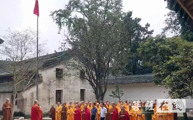 佛教-慈溪市佛教协会举行升国旗仪式庆祝新中国成立70周年