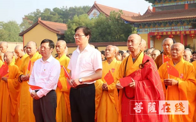佛教-合肥市庐江县佛教界举行升国旗仪式庆祝新中国成立70周年