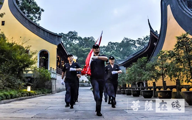 灵隐寺-欢庆70华诞 杭州灵隐寺举行升国旗仪式
