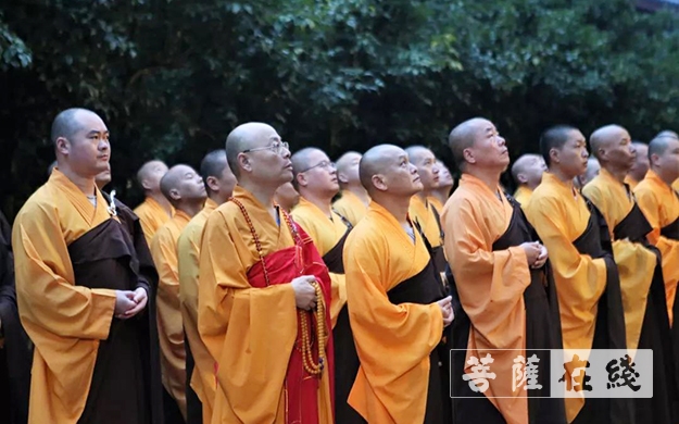 灵隐寺-欢庆70华诞 杭州灵隐寺举行升国旗仪式