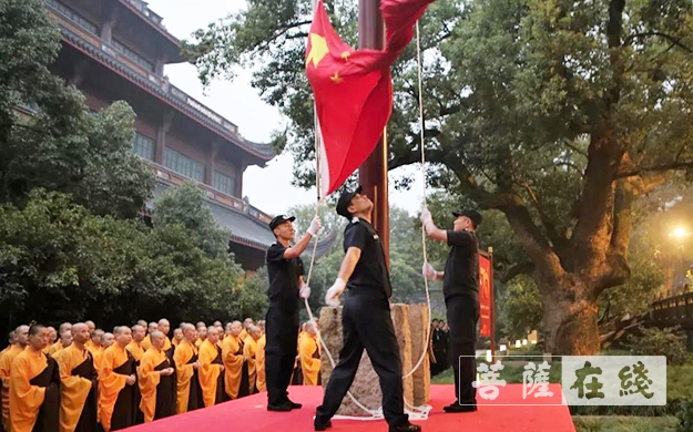 灵隐寺-欢庆70华诞 杭州灵隐寺举行升国旗仪式