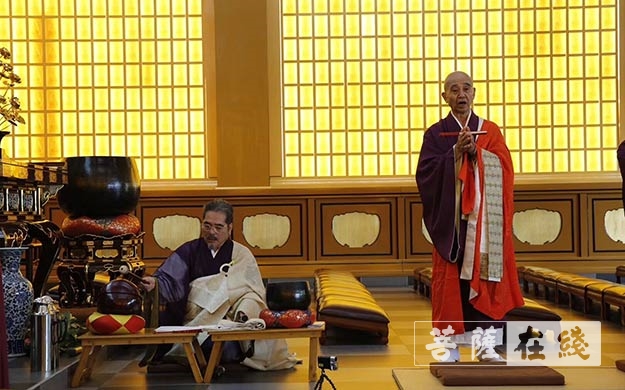 日本黄檗宗教师会会长芹泽保道(右,日本西圆寺住持内藤香林法师献茶