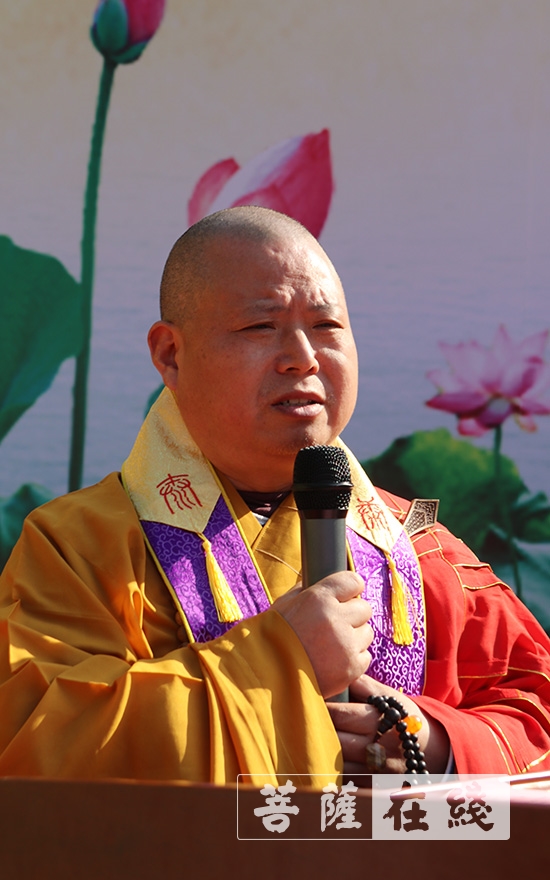 净明大和尚代表诸山长老致辞(图片来源:菩萨在线 摄影:王颖)