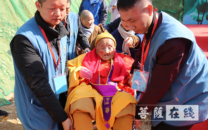 印空长老尼不辞百岁高龄,莅临法会,现场法喜充满(图片来源:菩萨在线