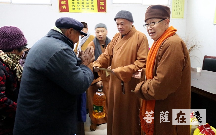 佛教-徐州兴化禅寺果光大和尚一行慰问贫困群众