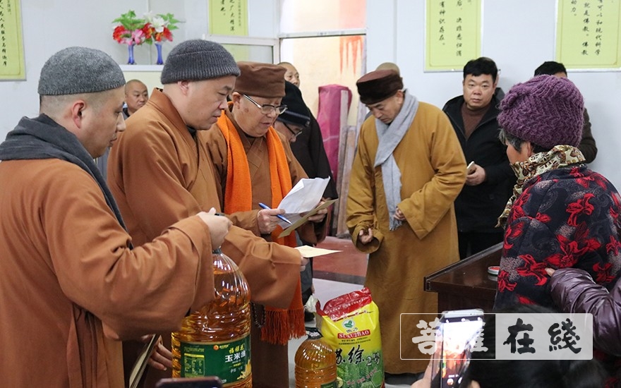 佛教-徐州兴化禅寺果光大和尚一行慰问贫困群众