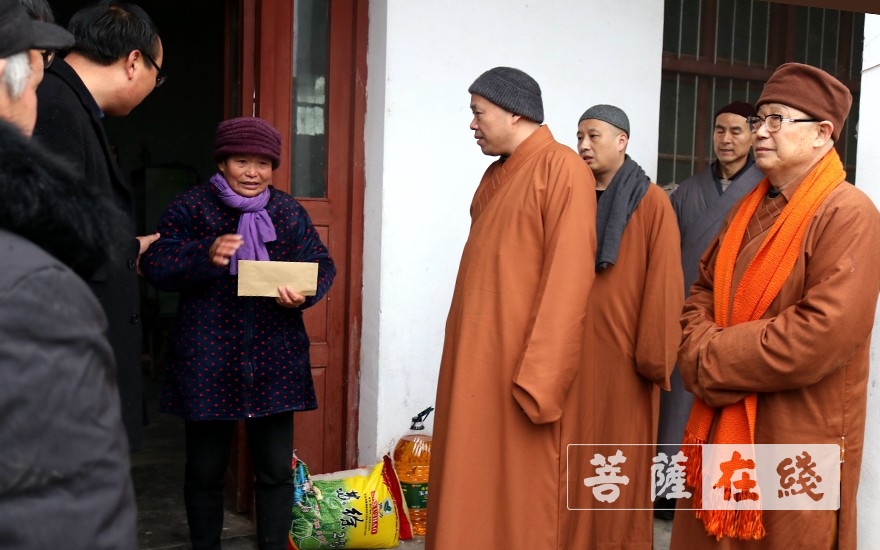 佛教-徐州兴化禅寺果光大和尚一行慰问贫困群众