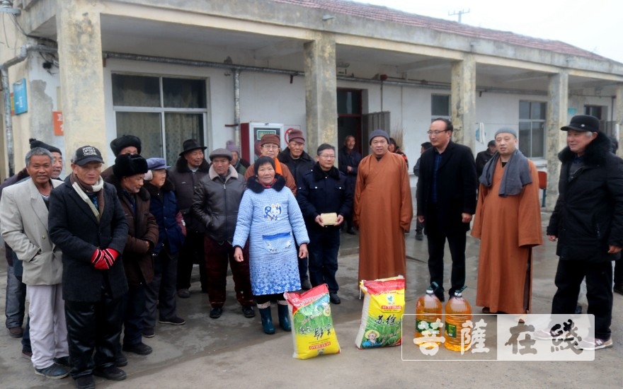 佛教-徐州兴化禅寺果光大和尚一行慰问贫困群众
