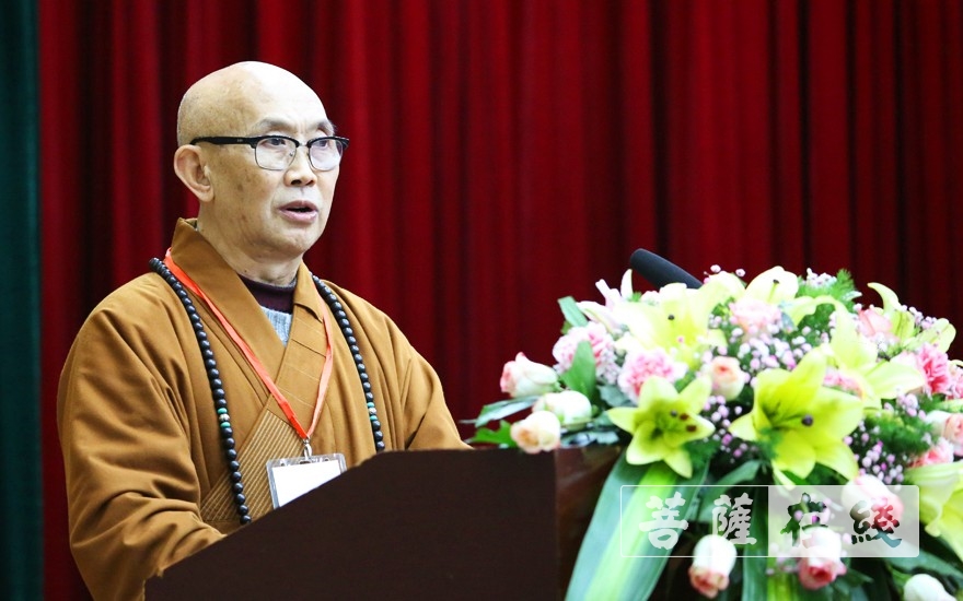 证通大和尚回顾了赣州市佛教协会自成立以来的发展历程(图片来源:菩萨
