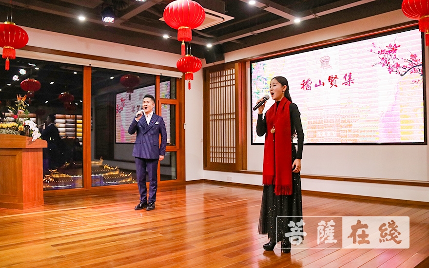 王珂迩,曾勇合唱《映山红(图片来源:菩萨在线 摄影:妙月)