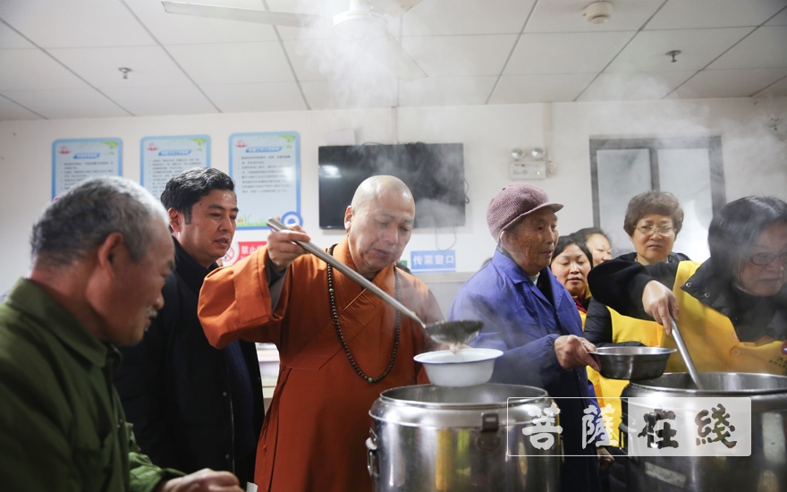 摄影-上海洪福寺举行腊八施粥慈善感恩活动