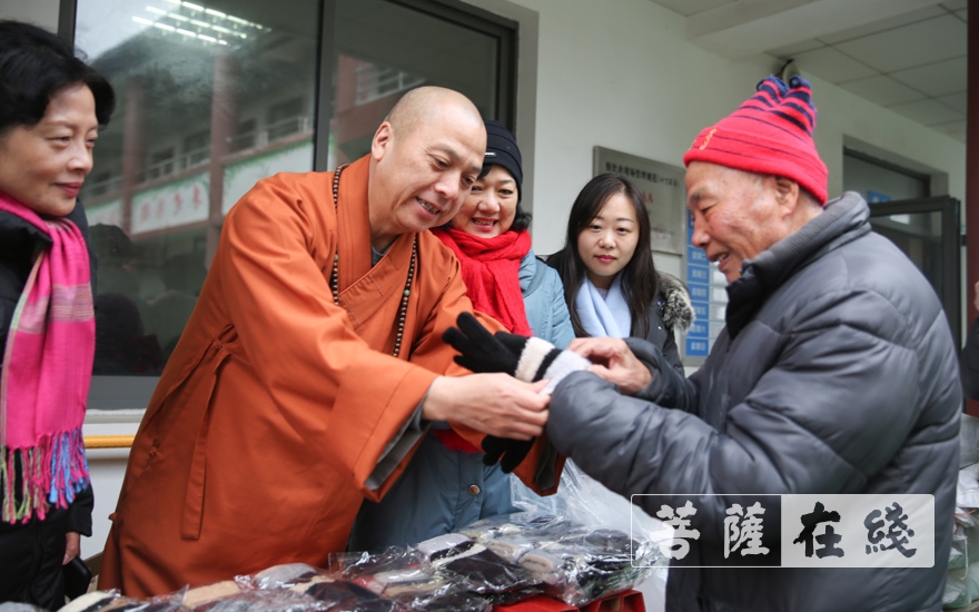 摄影-上海洪福寺举行腊八施粥慈善感恩活动