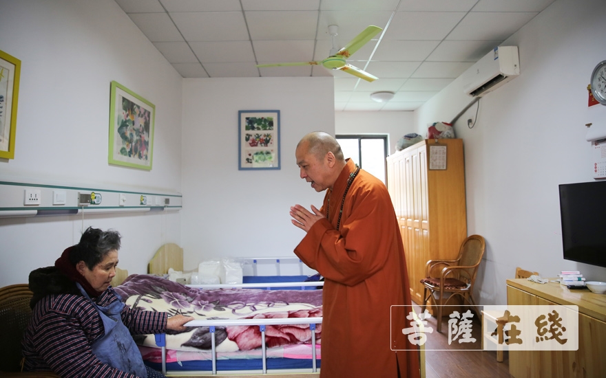 摄影-上海洪福寺举行腊八施粥慈善感恩活动