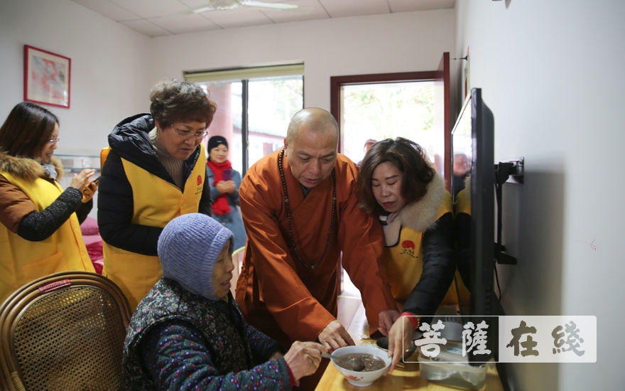 摄影-上海洪福寺举行腊八施粥慈善感恩活动