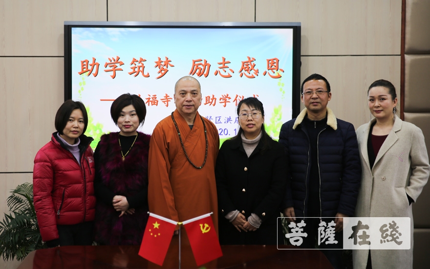 摄影-上海洪福寺举行腊八施粥慈善感恩活动