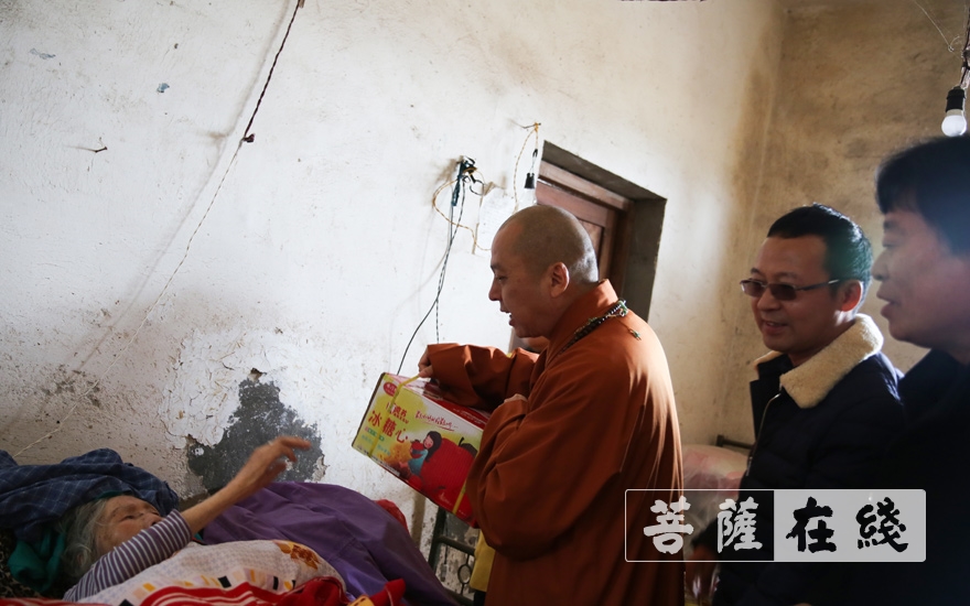 摄影-上海洪福寺举行腊八施粥慈善感恩活动