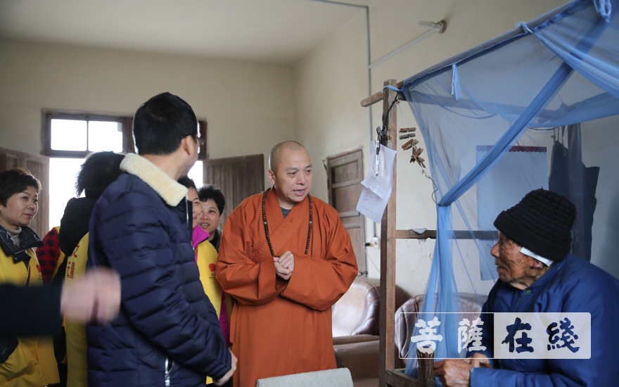 摄影-上海洪福寺举行腊八施粥慈善感恩活动