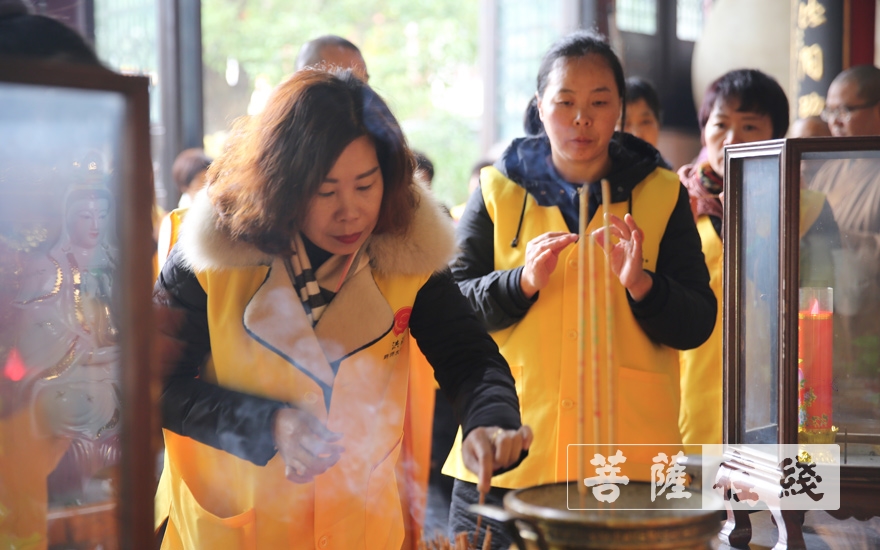 摄影-上海洪福寺举行腊八施粥慈善感恩活动