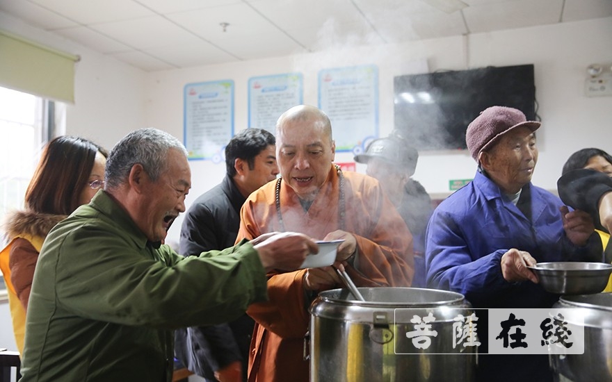 摄影-上海洪福寺举行腊八施粥慈善感恩活动