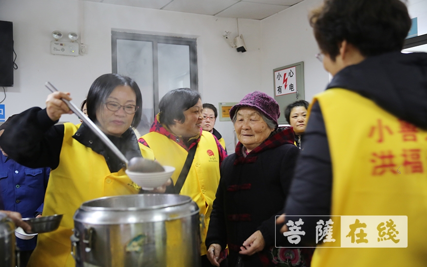 摄影-上海洪福寺举行腊八施粥慈善感恩活动