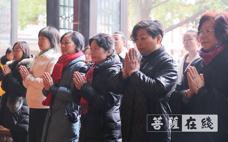 摄影-上海洪福寺举行腊八施粥慈善感恩活动