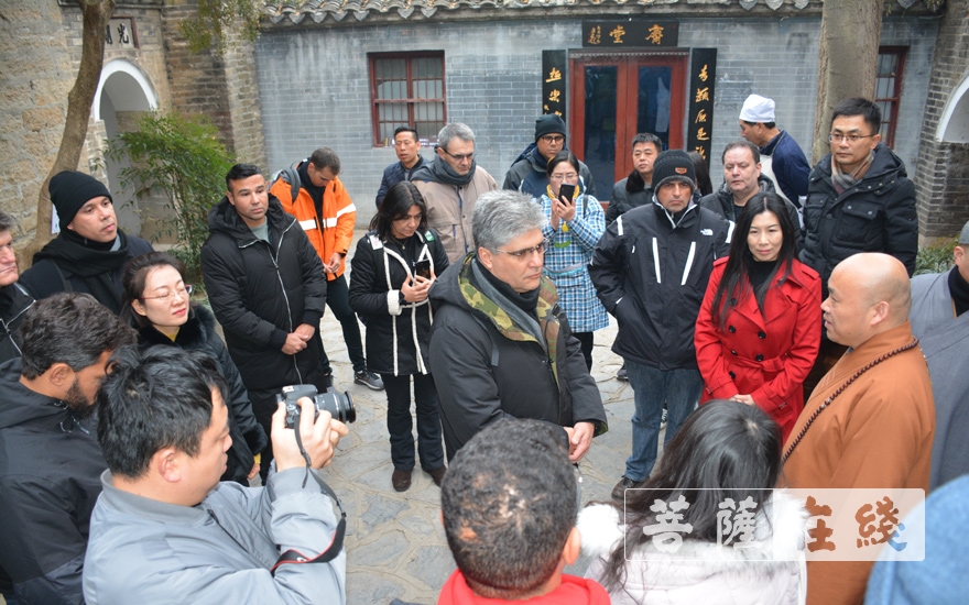 佛教-巴西友人在兴化禅寺品粥拜佛度新年
