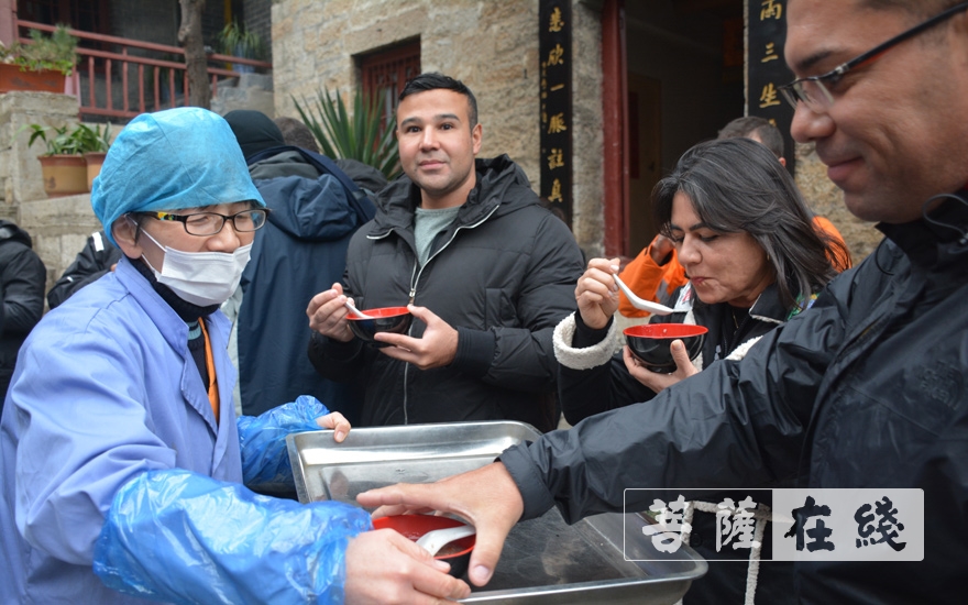 佛教-巴西友人在兴化禅寺品粥拜佛度新年