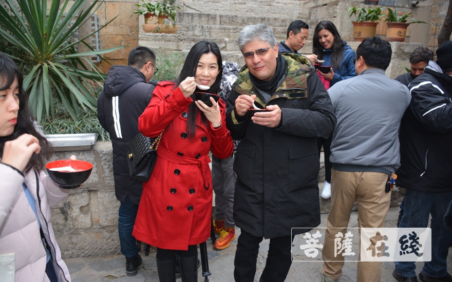 佛教-巴西友人在兴化禅寺品粥拜佛度新年