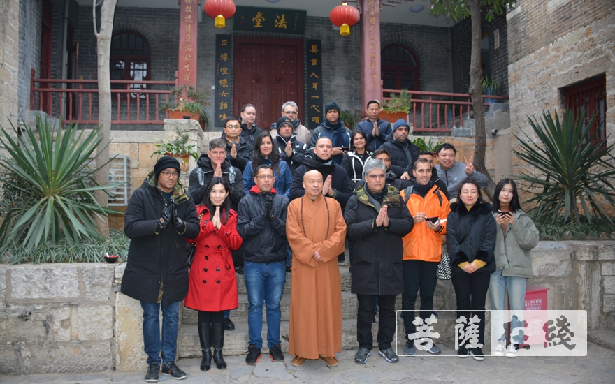 佛教-巴西友人在兴化禅寺品粥拜佛度新年