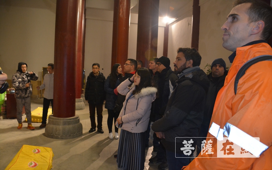 佛教-巴西友人在兴化禅寺品粥拜佛度新年