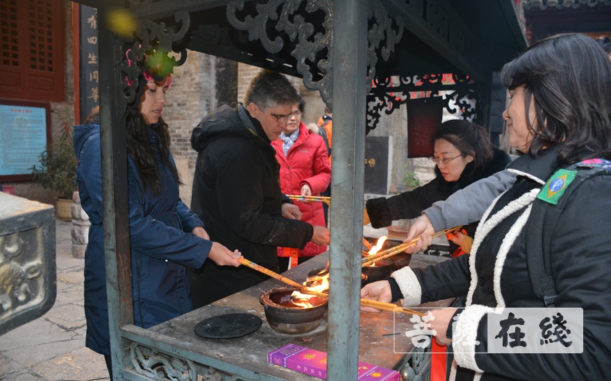 佛教-巴西友人在兴化禅寺品粥拜佛度新年